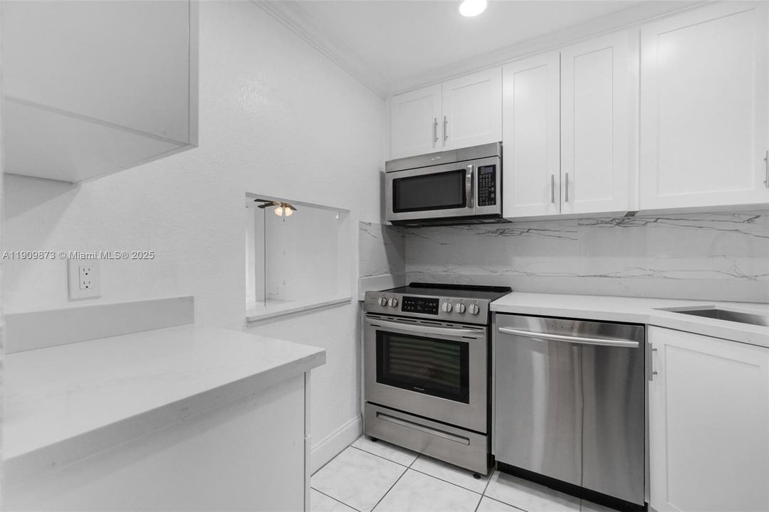 For Sale: $79,900 (1 beds, 1 baths, 640 Square Feet)