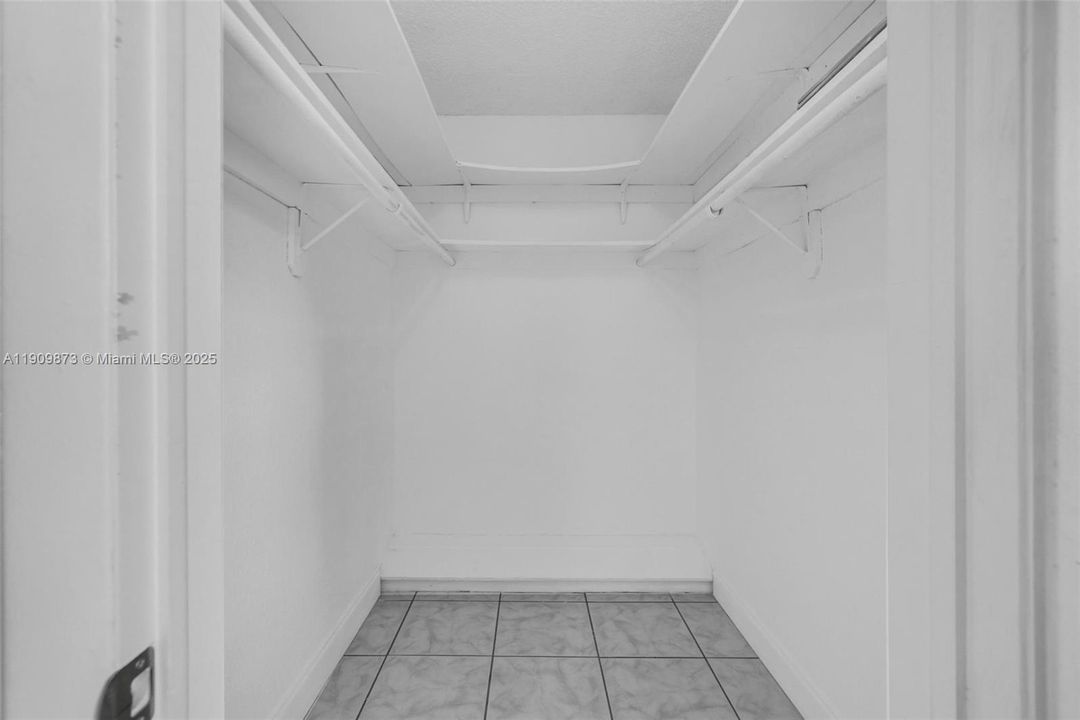 For Sale: $79,900 (1 beds, 1 baths, 640 Square Feet)