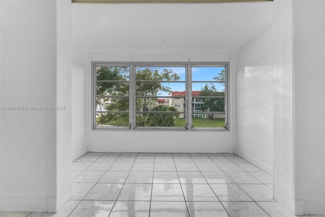 For Sale: $79,900 (1 beds, 1 baths, 640 Square Feet)