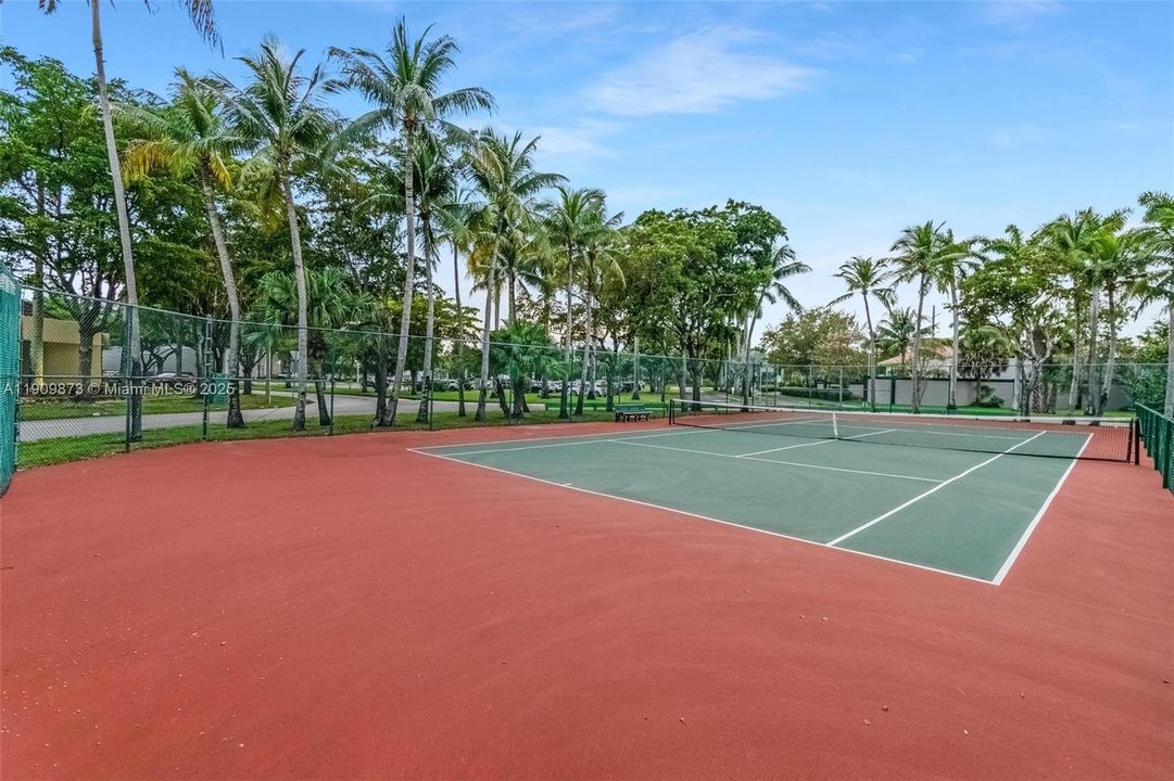 For Sale: $79,900 (1 beds, 1 baths, 640 Square Feet)