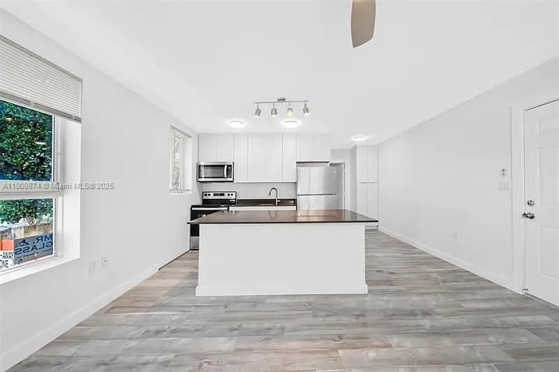 Недавно арендовано: $1,800 (1 спален, 1 ванн, 0 Квадратных фут)