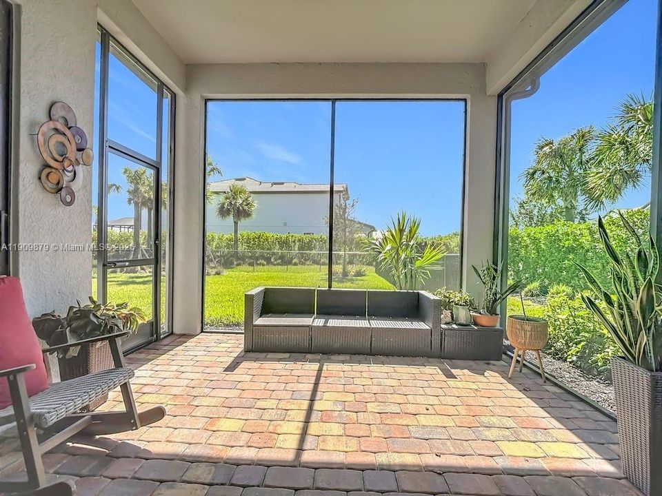 For Sale: $470,000 (3 beds, 2 baths, 1692 Square Feet)