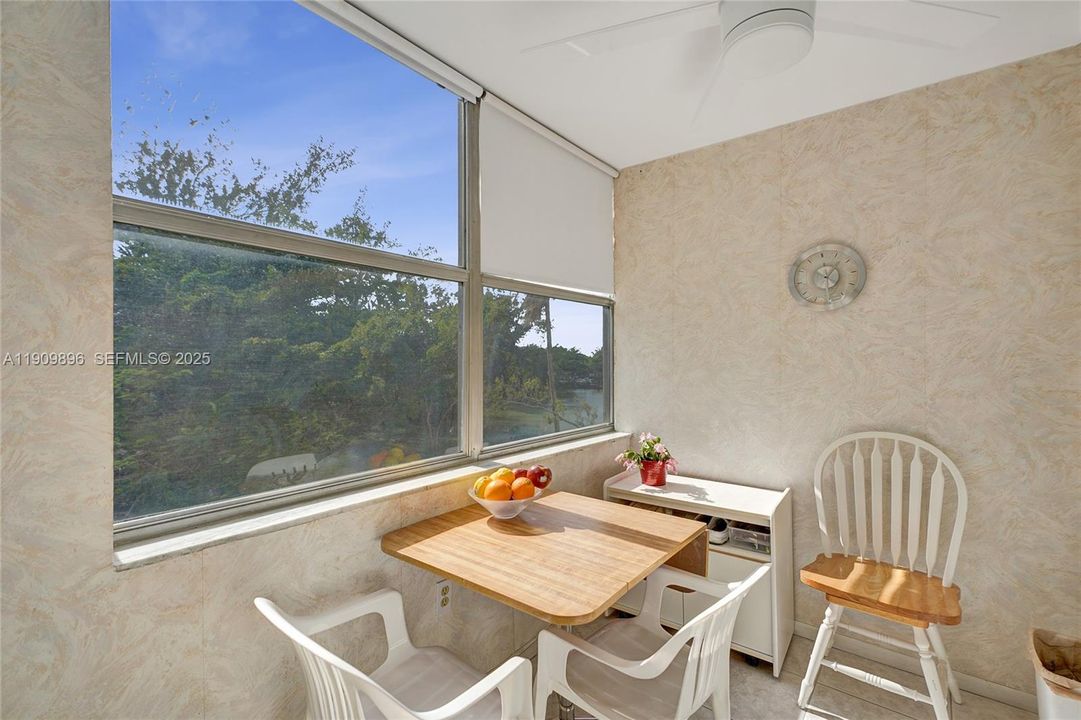 待售: $268,000 (2 贝兹, 2 浴室, 1222 平方英尺)