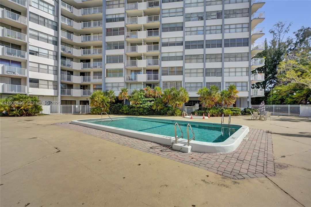 待售: $268,000 (2 贝兹, 2 浴室, 1222 平方英尺)