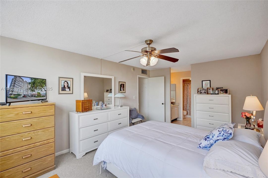 待售: $268,000 (2 贝兹, 2 浴室, 1222 平方英尺)