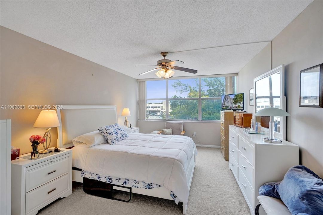 待售: $268,000 (2 贝兹, 2 浴室, 1222 平方英尺)