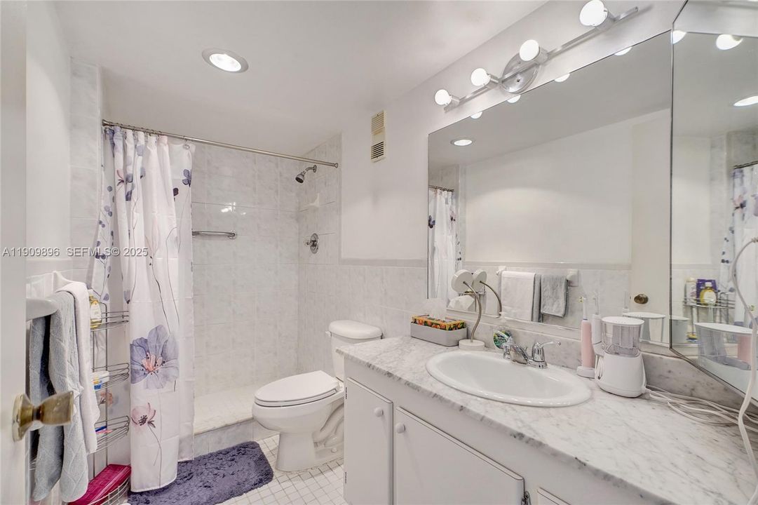 待售: $268,000 (2 贝兹, 2 浴室, 1222 平方英尺)