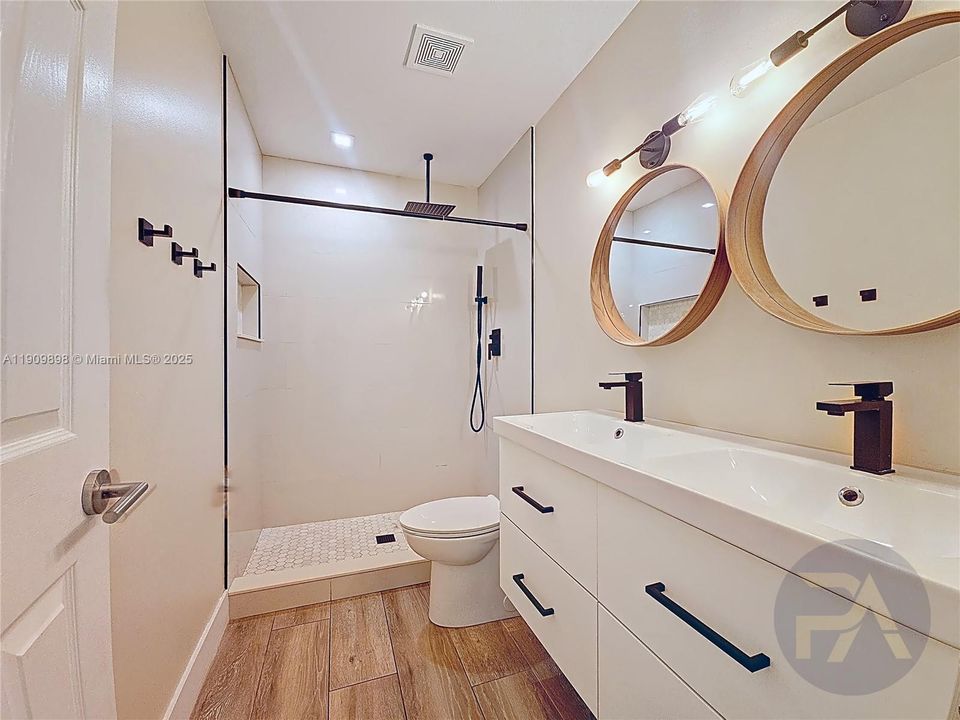 En Renta: $5,600 (4 camas, 3 baños, 2241 Pies cuadrados)