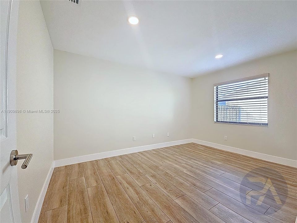 En Renta: $5,600 (4 camas, 3 baños, 2241 Pies cuadrados)