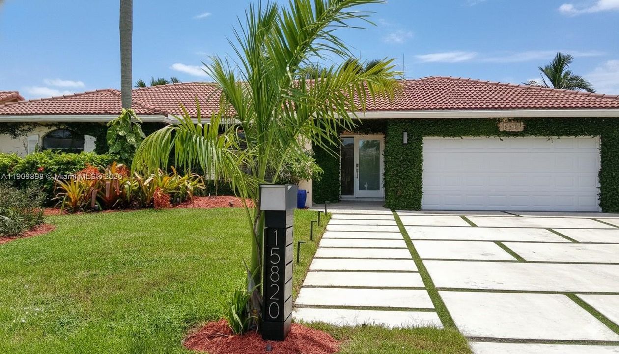 En Renta: $5,600 (4 camas, 3 baños, 2241 Pies cuadrados)