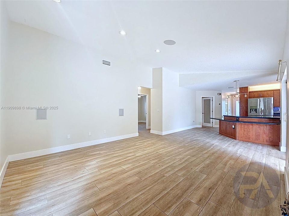 En Renta: $5,600 (4 camas, 3 baños, 2241 Pies cuadrados)