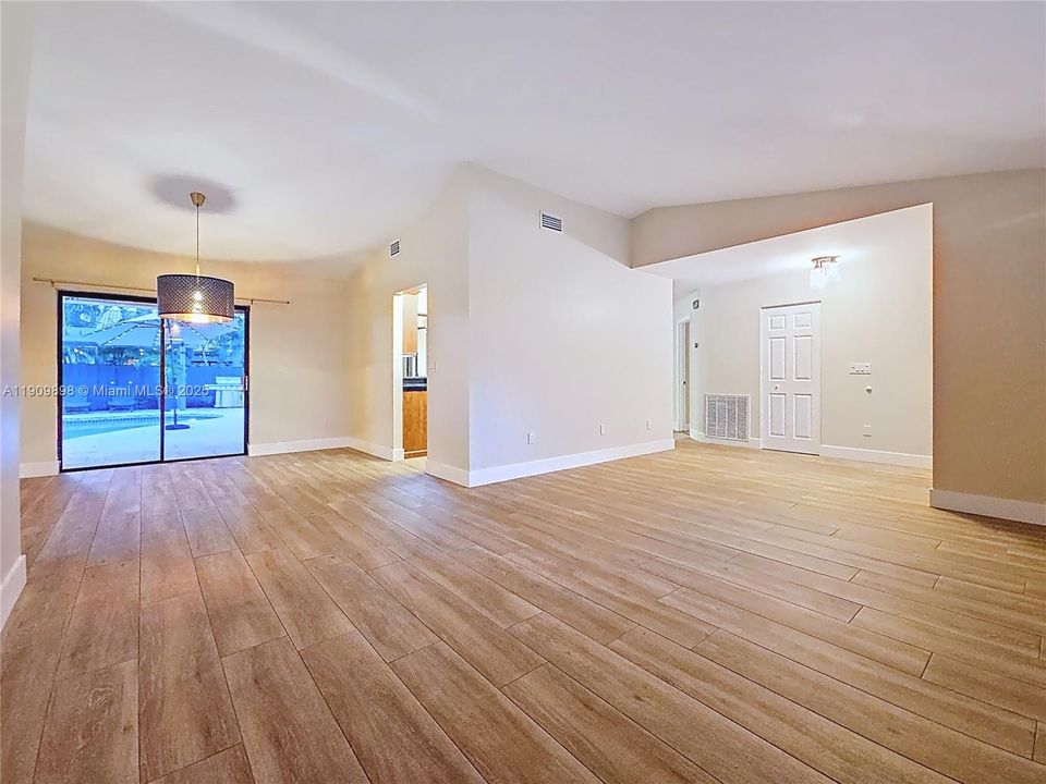 En Renta: $5,600 (4 camas, 3 baños, 2241 Pies cuadrados)