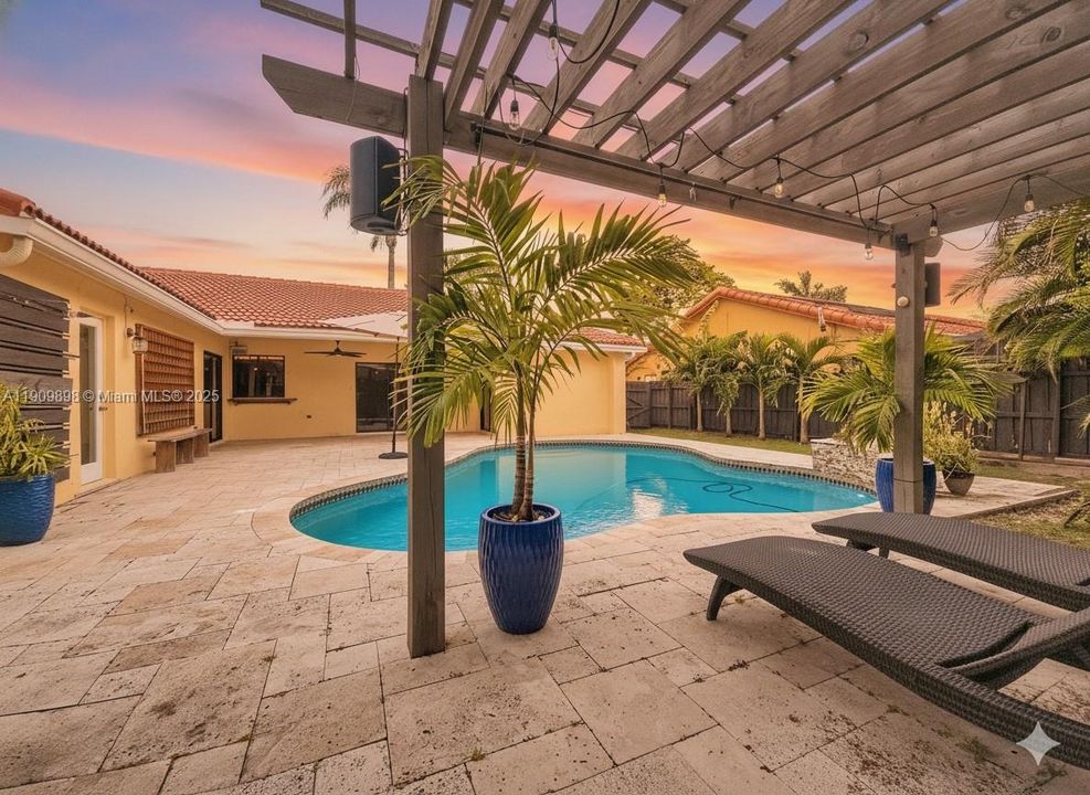 En Renta: $5,600 (4 camas, 3 baños, 2241 Pies cuadrados)