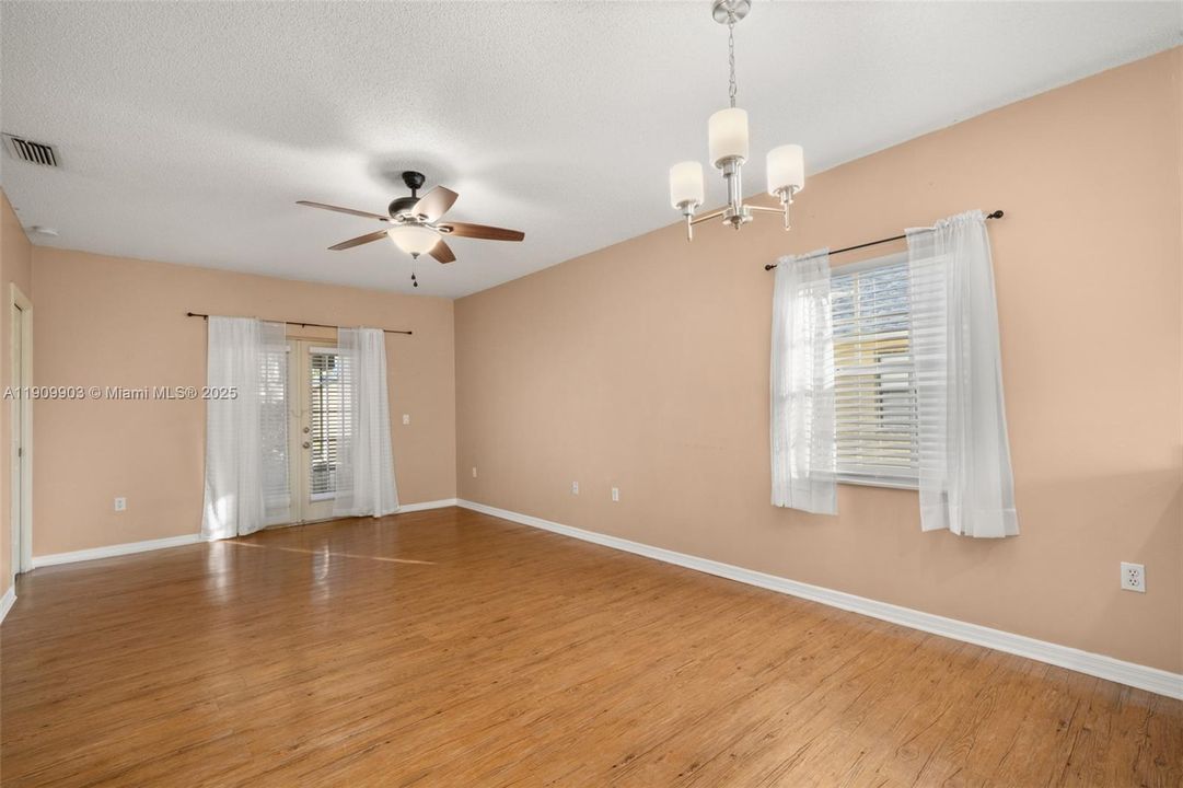 合同活跃: $214,999 (2 贝兹, 2 浴室, 0 平方英尺)