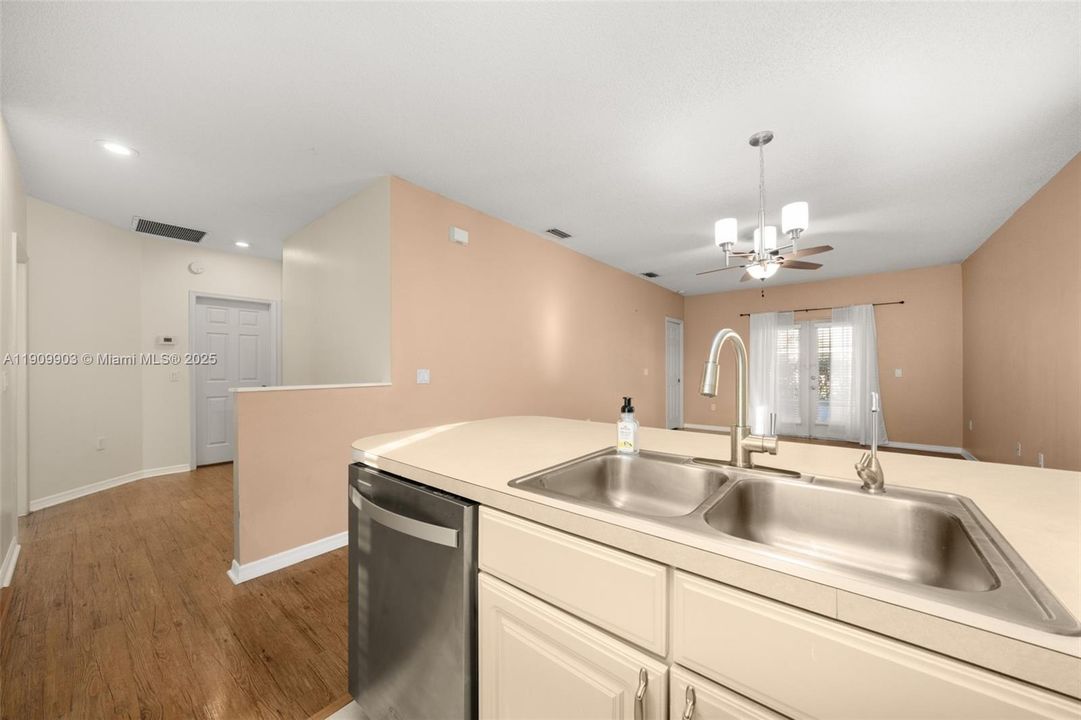 合同活跃: $214,999 (2 贝兹, 2 浴室, 0 平方英尺)