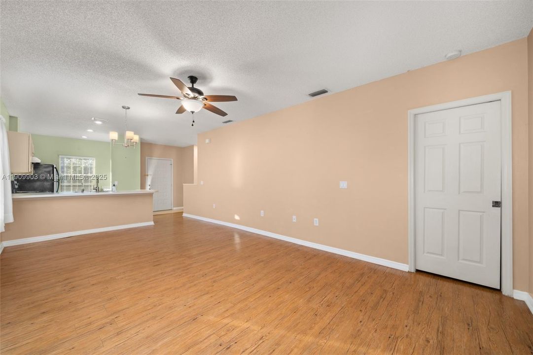 合同活跃: $214,999 (2 贝兹, 2 浴室, 0 平方英尺)