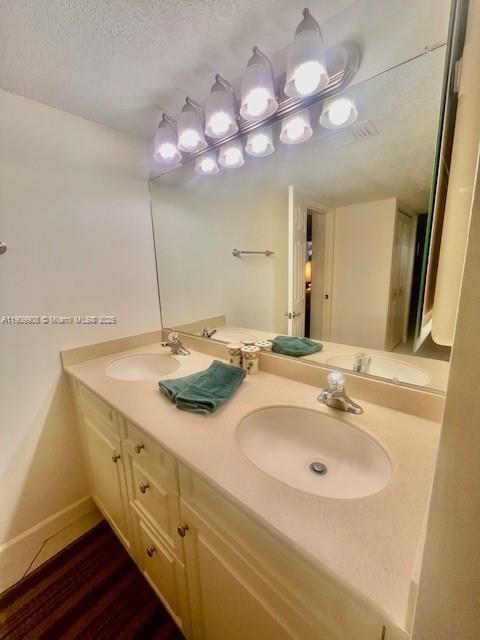 For Sale: $279,000 (2 beds, 2 baths, 1184 Square Feet)