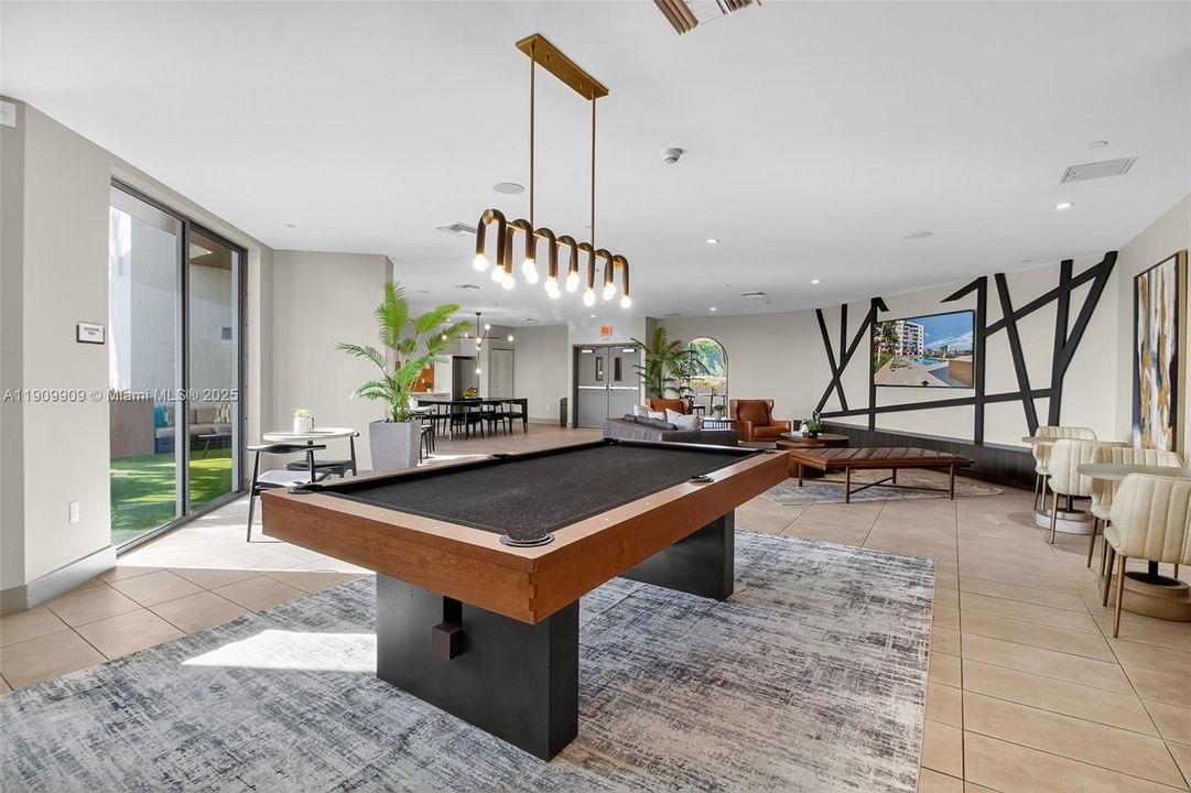 For Sale: $426,000 (2 beds, 2 baths, 934 Square Feet)