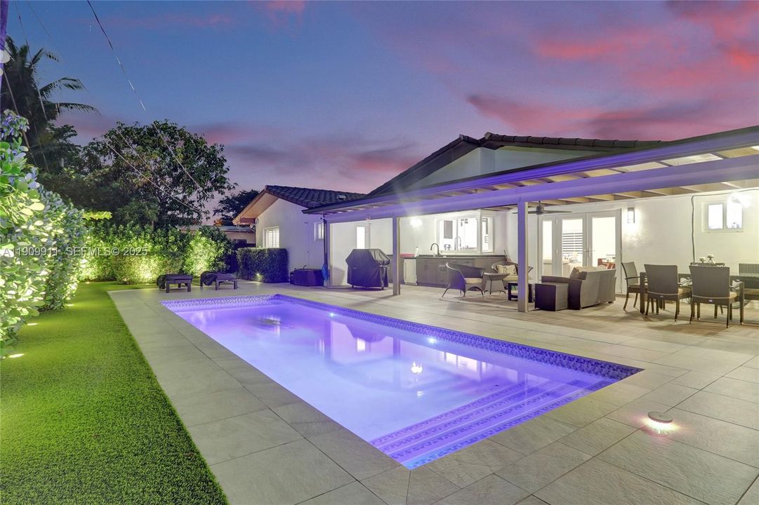 待售: $1,925,000 (5 贝兹, 3 浴室, 2462 平方英尺)