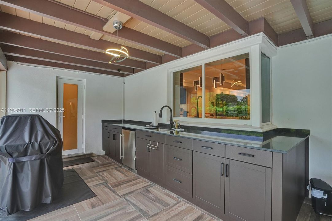 待售: $1,925,000 (5 贝兹, 3 浴室, 2462 平方英尺)