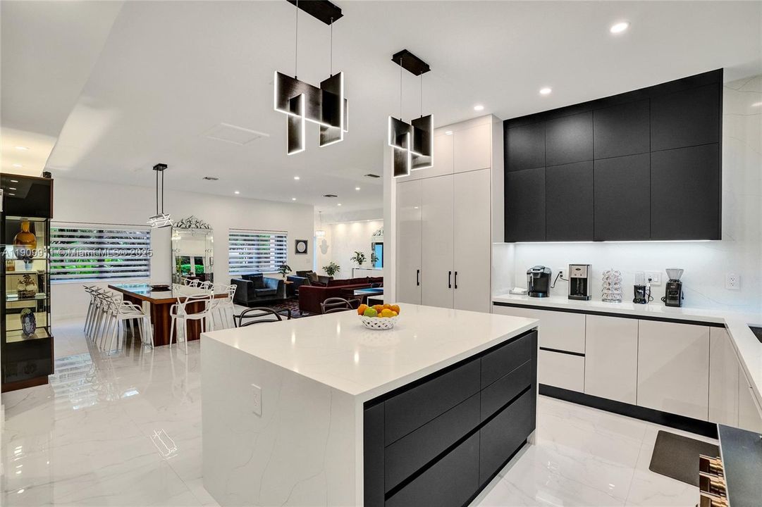 待售: $1,925,000 (5 贝兹, 3 浴室, 2462 平方英尺)