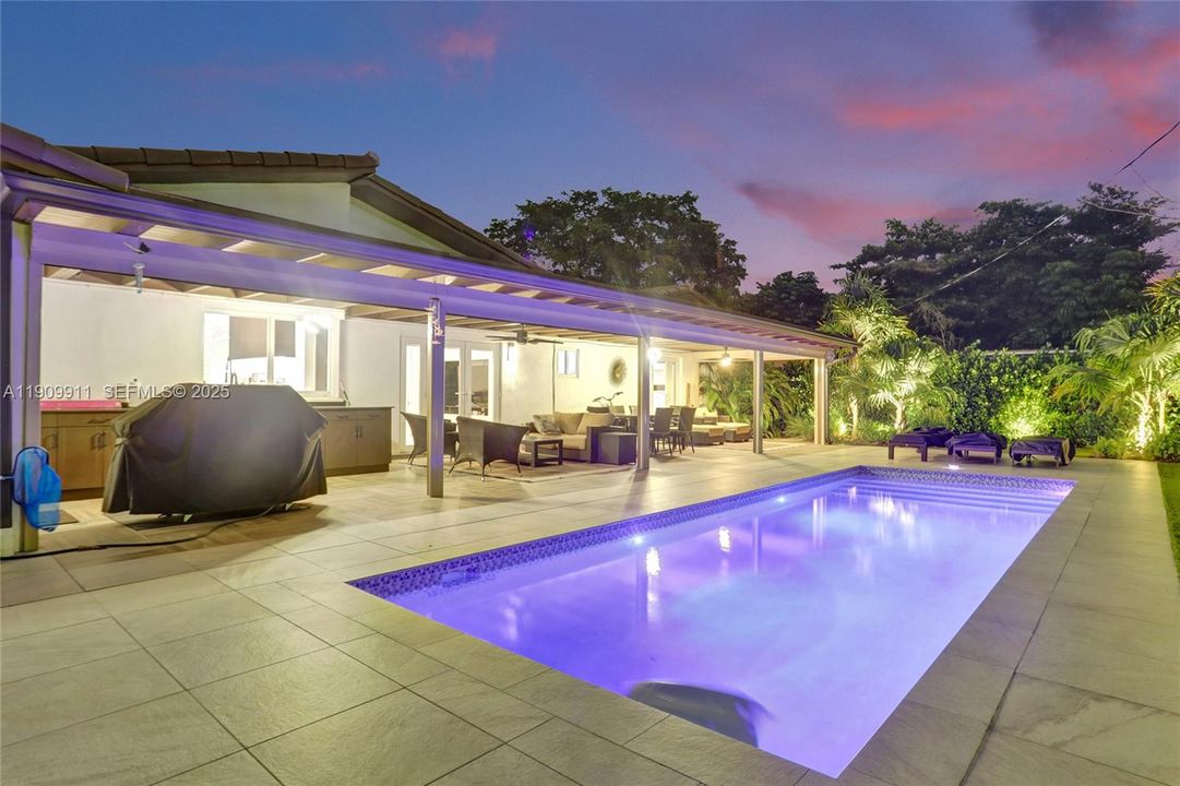 待售: $1,925,000 (5 贝兹, 3 浴室, 2462 平方英尺)