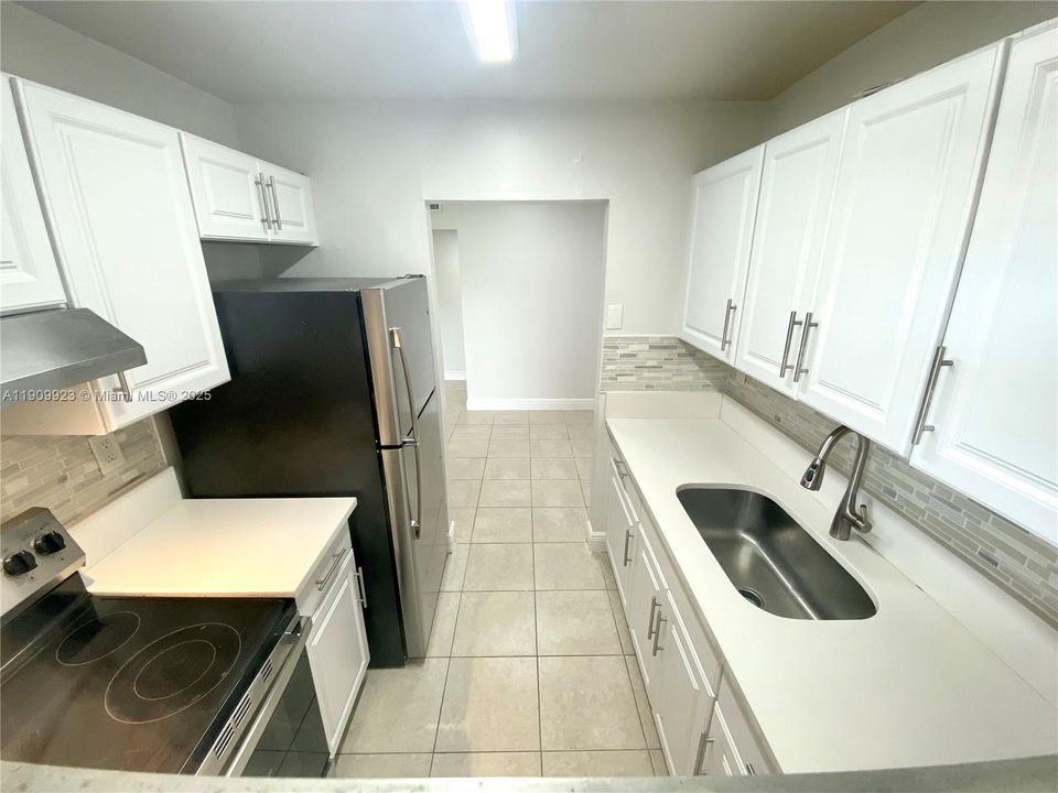 合同活跃: $1,675 (1 贝兹, 1 浴室, 650 平方英尺)