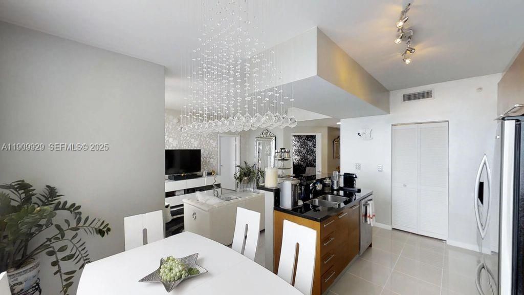 For Rent: $5,000 (2 beds, 2 baths, 1146 Square Feet)