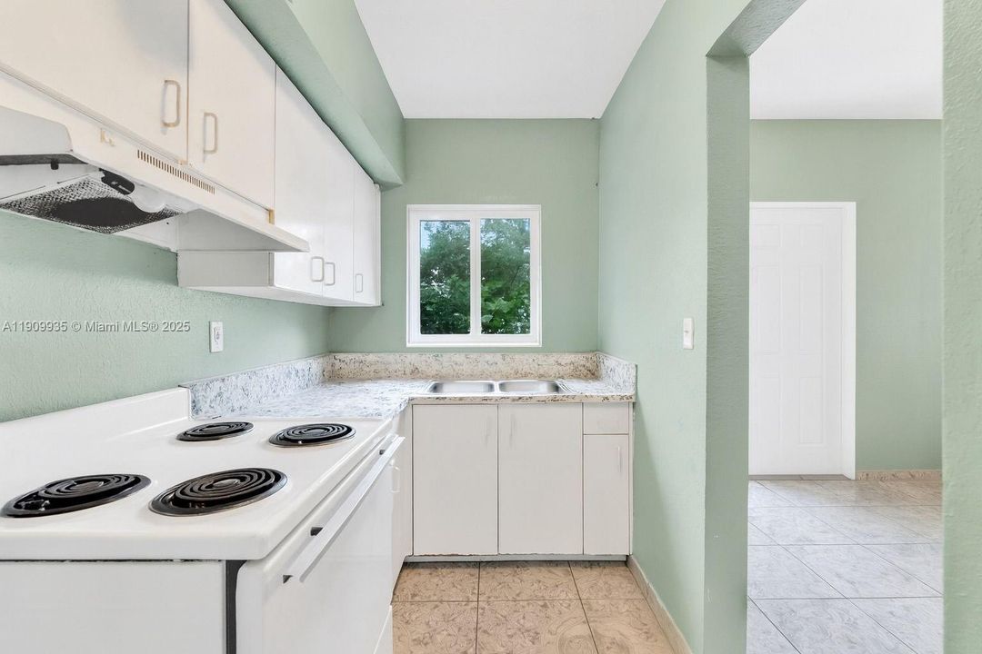 For Sale: $180,000 (2 beds, 1 baths, 930 Square Feet)