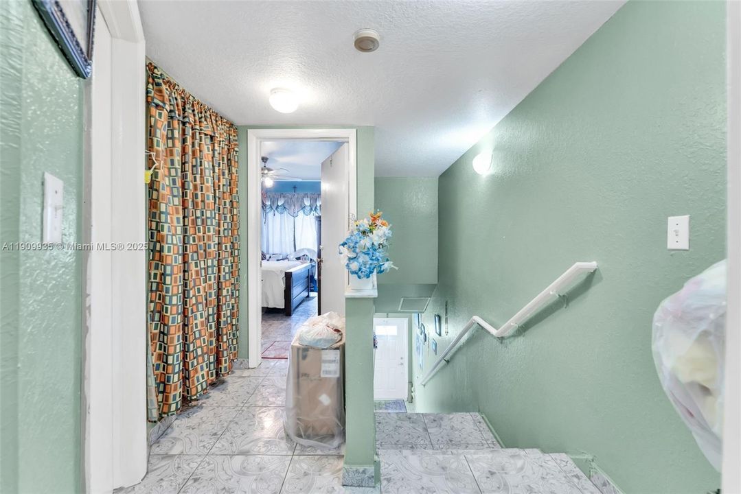 For Sale: $180,000 (2 beds, 1 baths, 930 Square Feet)