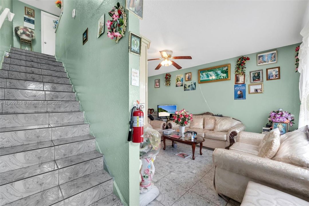 For Sale: $180,000 (2 beds, 1 baths, 930 Square Feet)