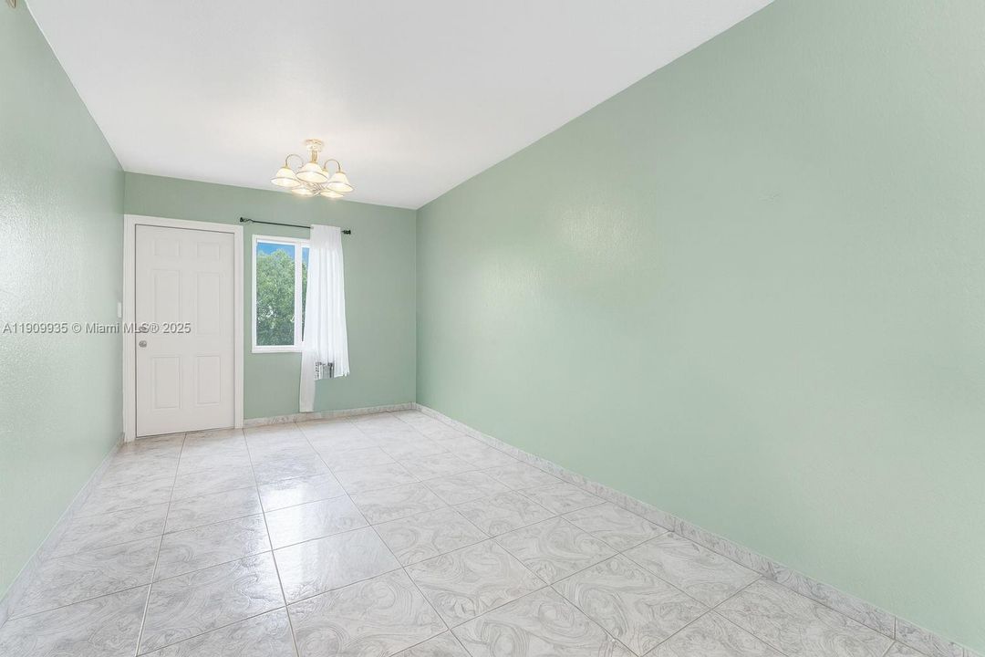 For Sale: $180,000 (2 beds, 1 baths, 930 Square Feet)