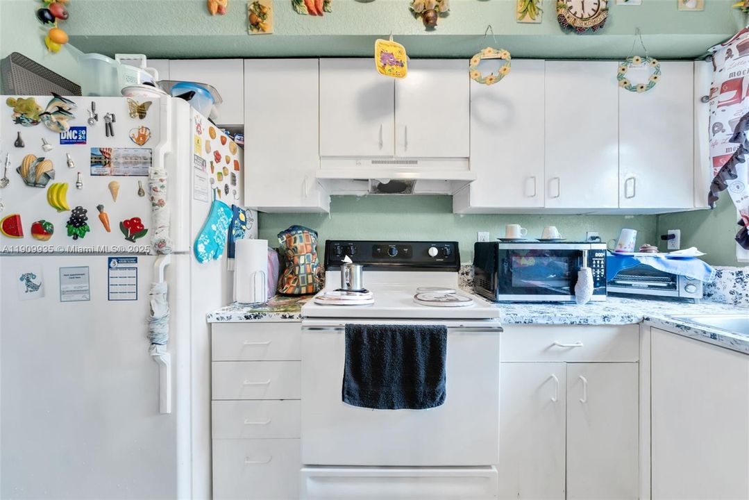 For Sale: $180,000 (2 beds, 1 baths, 930 Square Feet)