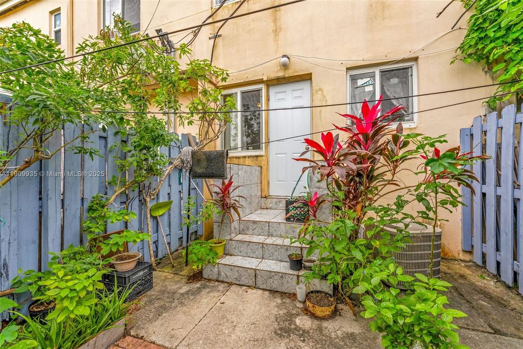 For Sale: $180,000 (2 beds, 1 baths, 930 Square Feet)