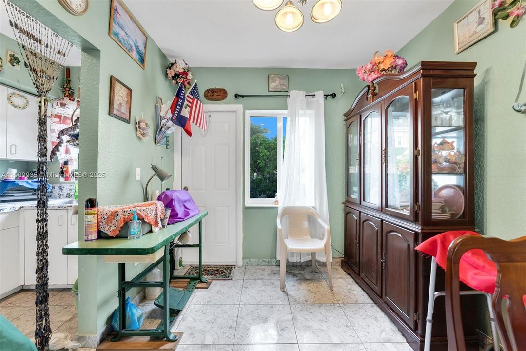 For Sale: $180,000 (2 beds, 1 baths, 930 Square Feet)