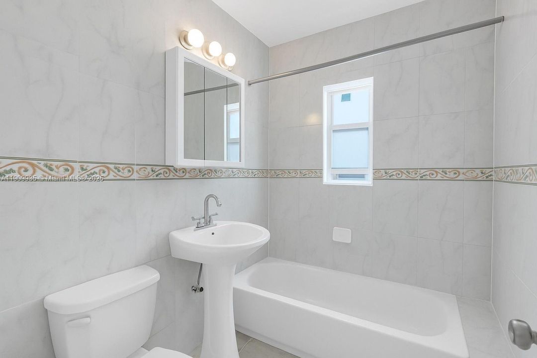 For Sale: $180,000 (2 beds, 1 baths, 930 Square Feet)