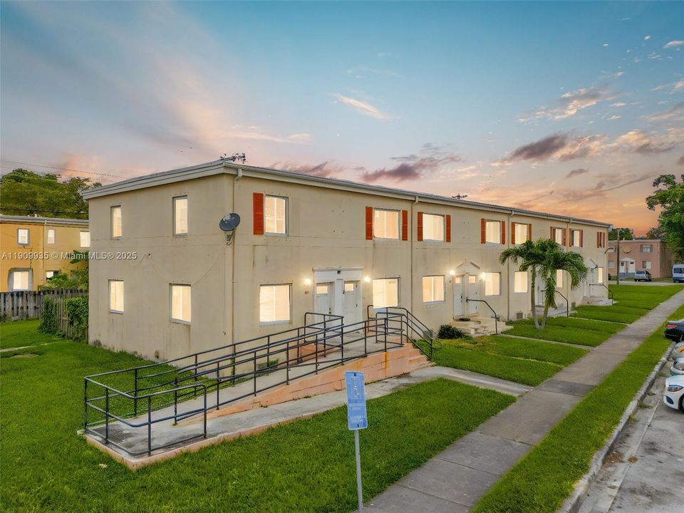 For Sale: $180,000 (2 beds, 1 baths, 930 Square Feet)