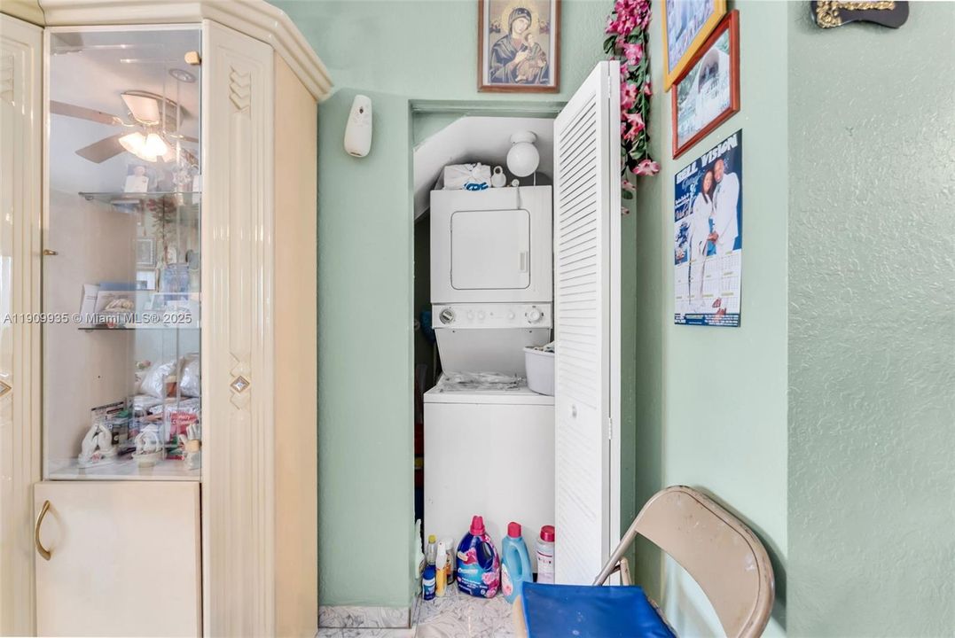 For Sale: $180,000 (2 beds, 1 baths, 930 Square Feet)