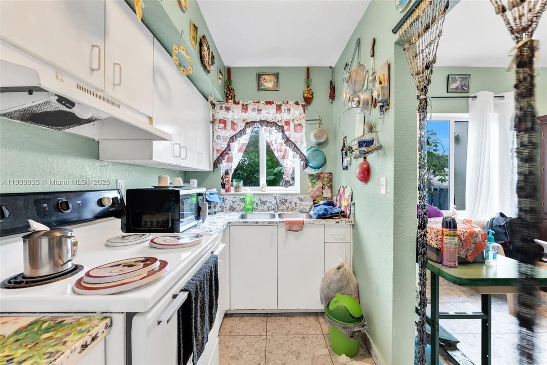 For Sale: $180,000 (2 beds, 1 baths, 930 Square Feet)