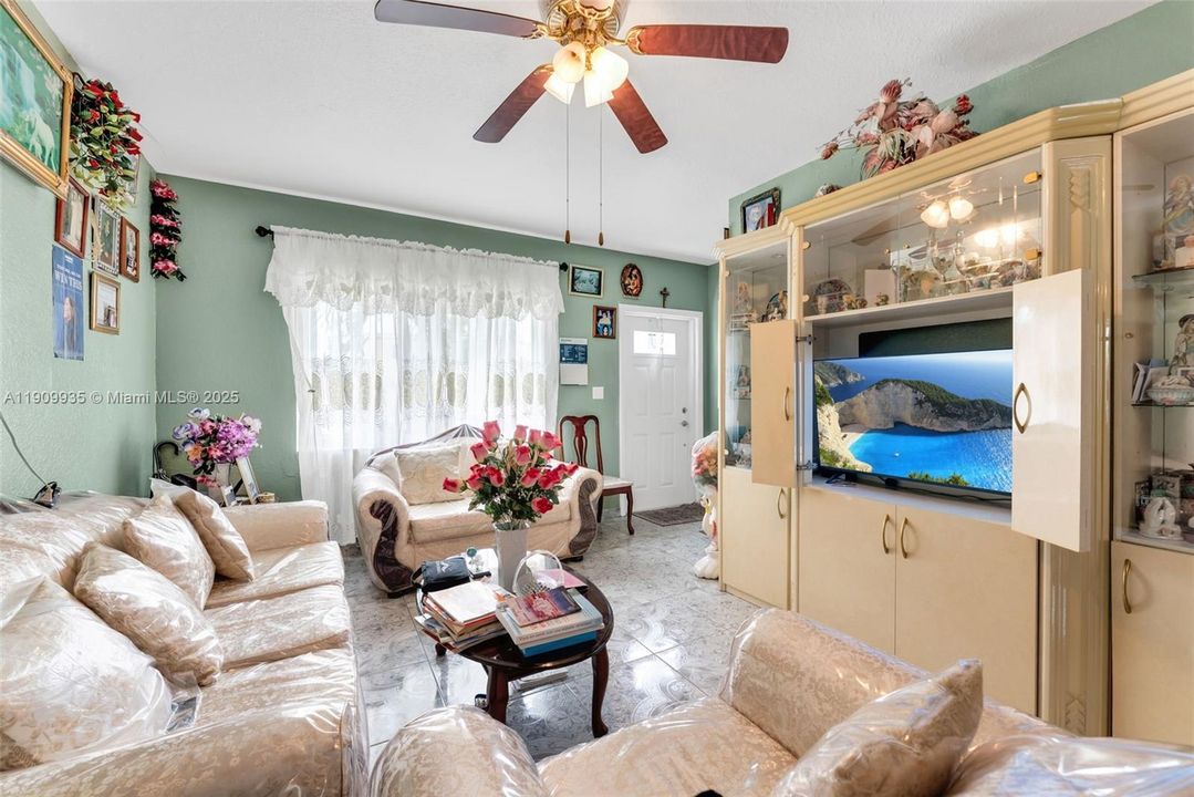 For Sale: $180,000 (2 beds, 1 baths, 930 Square Feet)