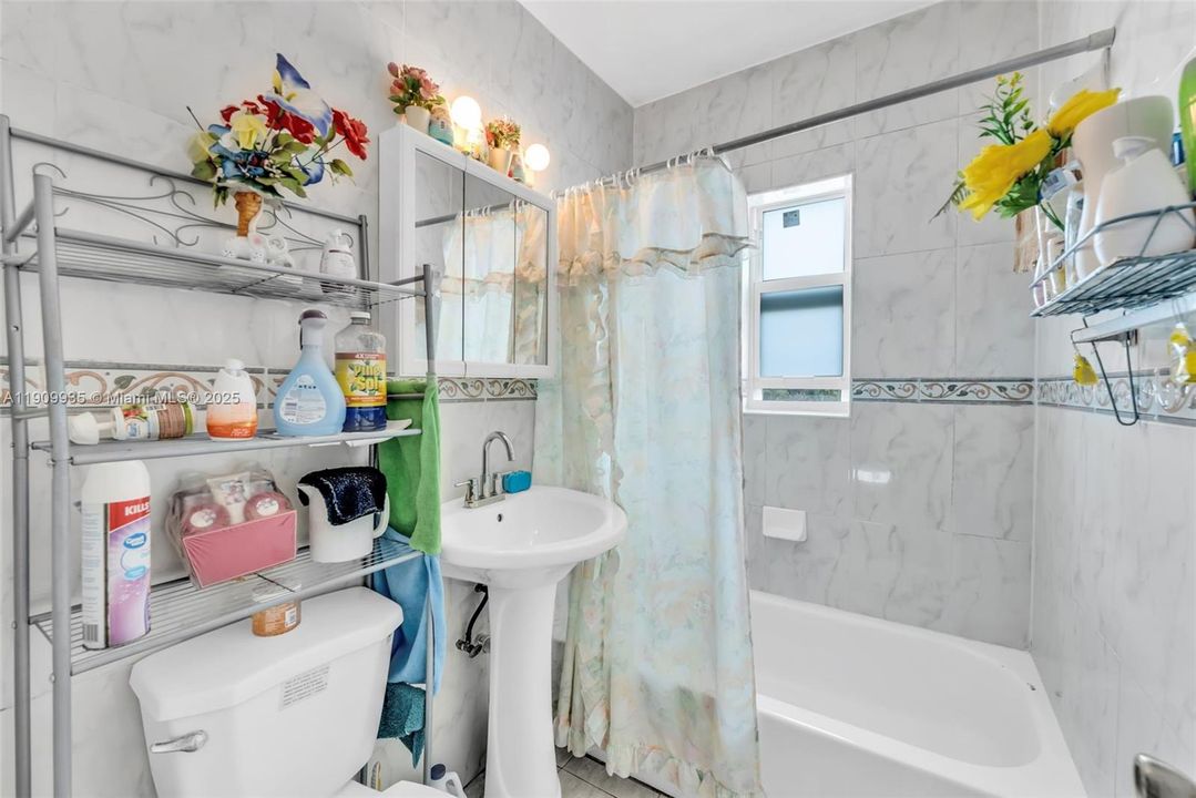 For Sale: $180,000 (2 beds, 1 baths, 930 Square Feet)