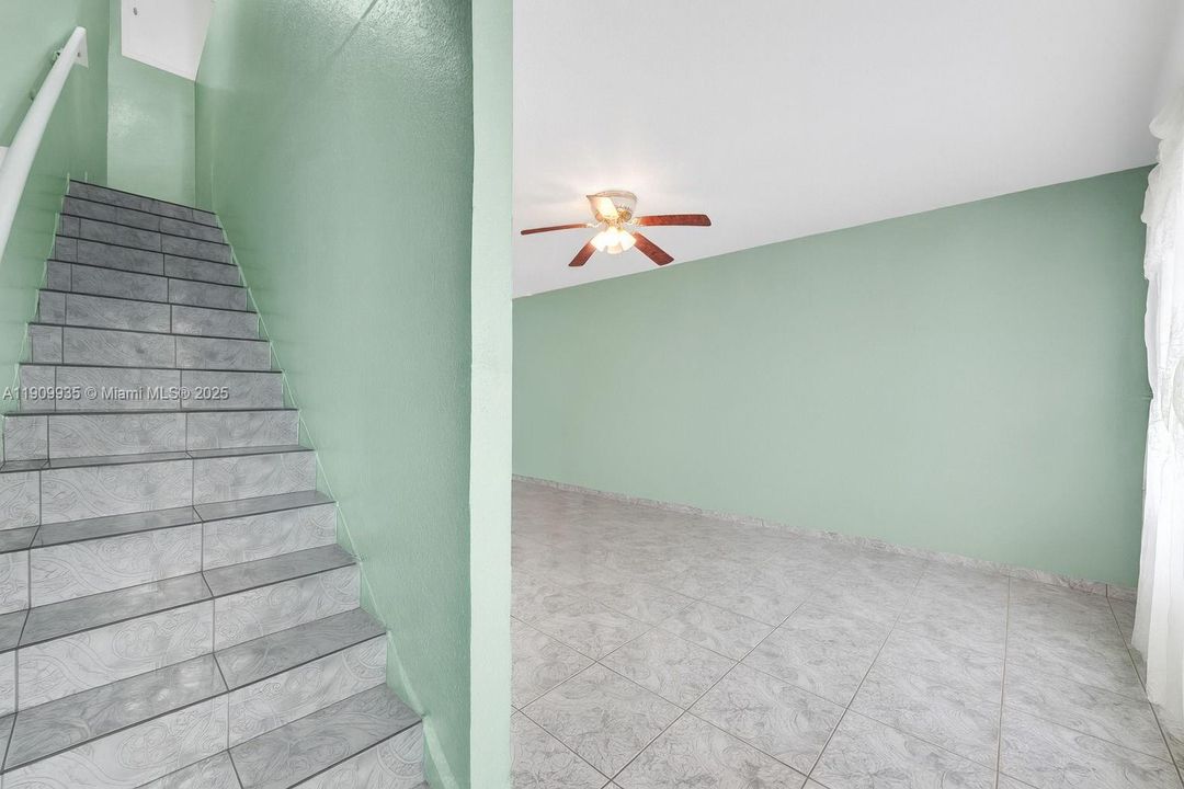 For Sale: $180,000 (2 beds, 1 baths, 930 Square Feet)