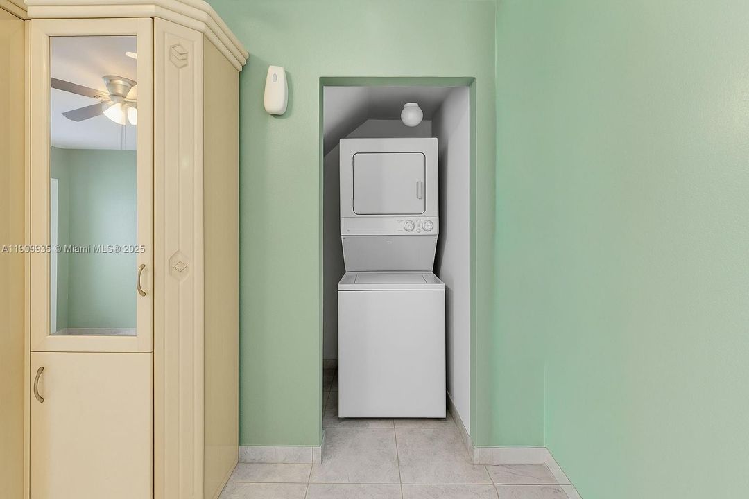 For Sale: $180,000 (2 beds, 1 baths, 930 Square Feet)