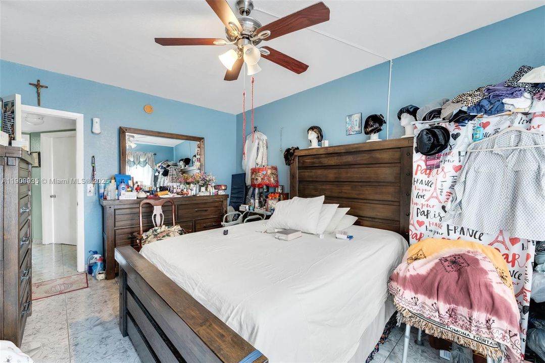 For Sale: $180,000 (2 beds, 1 baths, 930 Square Feet)