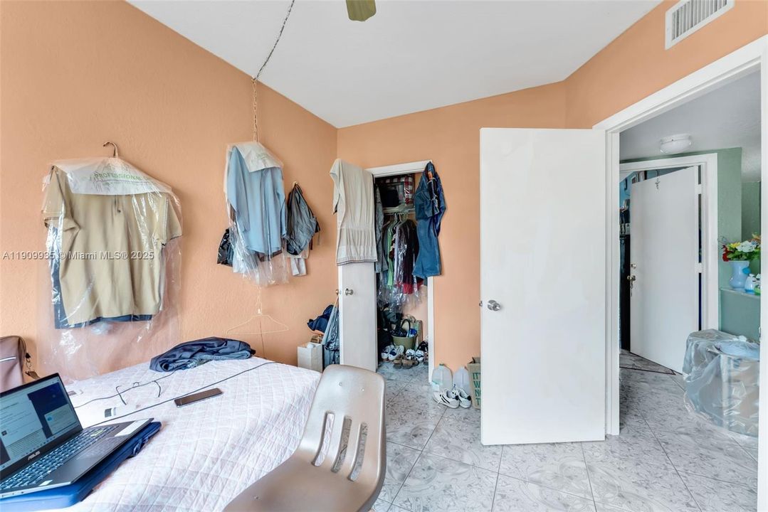 For Sale: $180,000 (2 beds, 1 baths, 930 Square Feet)