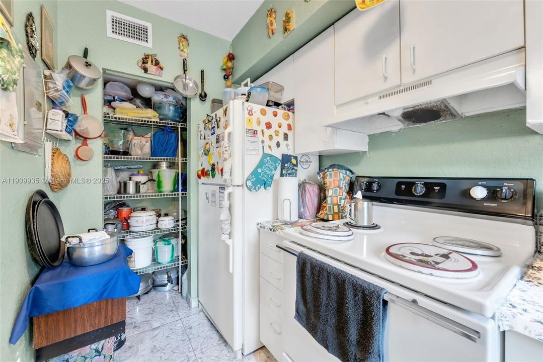 For Sale: $180,000 (2 beds, 1 baths, 930 Square Feet)