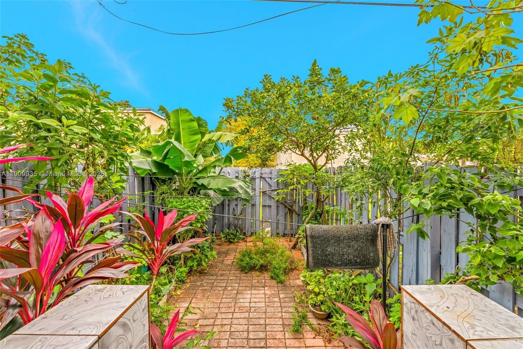 For Sale: $180,000 (2 beds, 1 baths, 930 Square Feet)