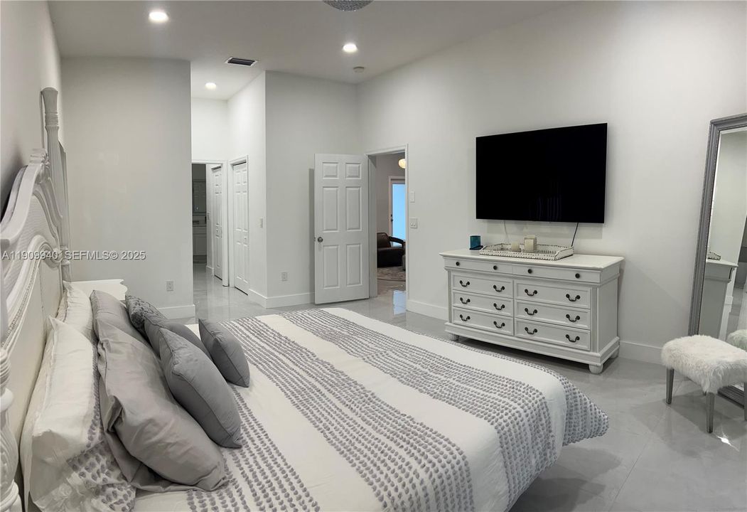 For Rent: $6,500 (3 beds, 2 baths, 1992 Square Feet)