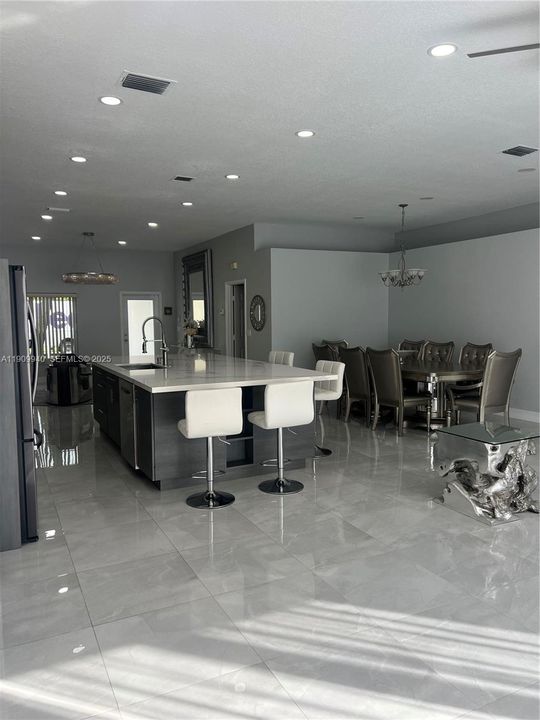 For Rent: $6,500 (3 beds, 2 baths, 1992 Square Feet)