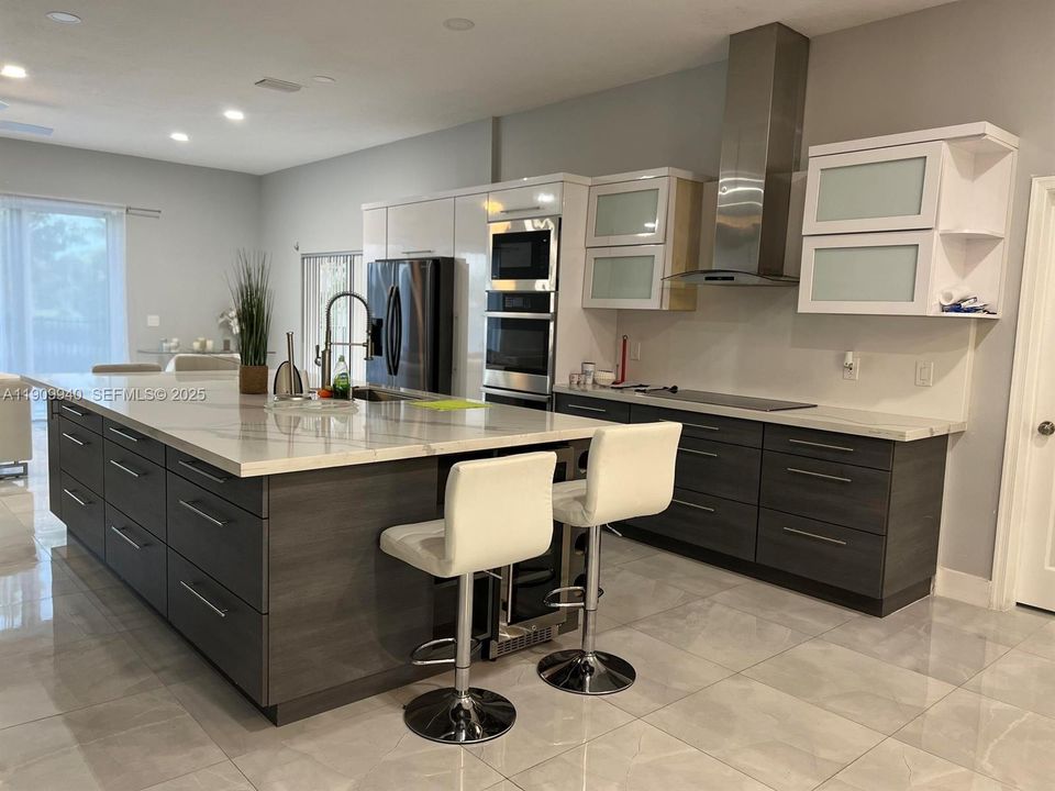 For Rent: $6,500 (3 beds, 2 baths, 1992 Square Feet)